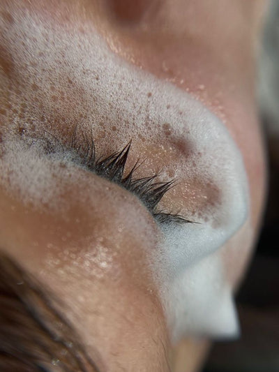 Pourquoi le nettoyage des extensions de cils est indispensable ?